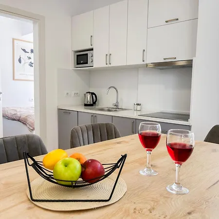 Apartment By The 1032 *