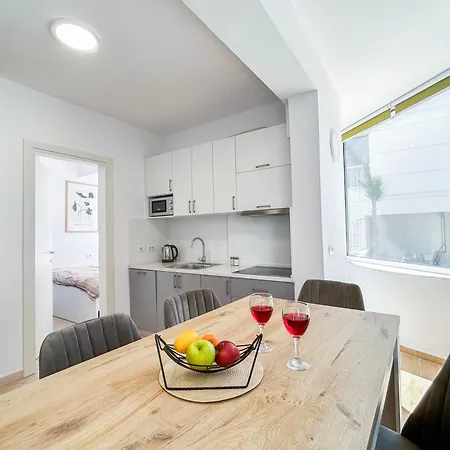 Apartment By The 1032 *
